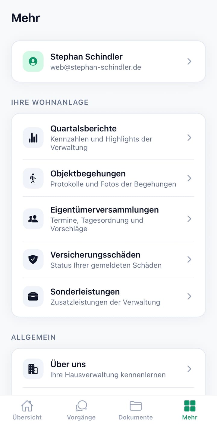 Bereich „Mehr“ der Kunden-App mit Quartalsberichten, Objektbegehungen, Eigentümerversammlungen, Versicherungsschäden und Sonderleistungen
